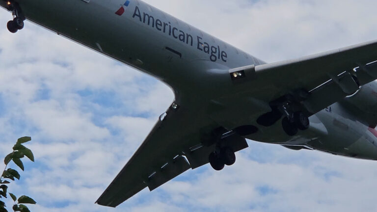 #33 – Watch the planes from Gravelly Point Park